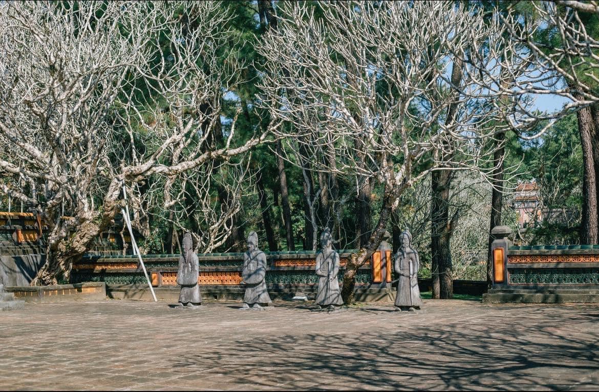 Tượng quan viên tạc bằng đá 